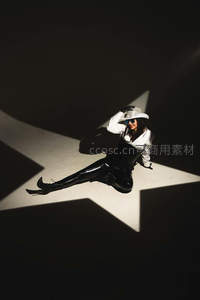 星形光斑下的酷飒坐姿