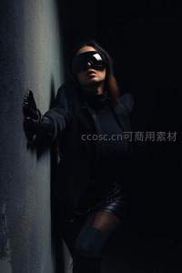 暗巷墙边神秘黑衣人