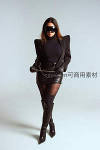 链条装饰黑裙摩登女郎