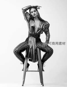 银色亮面套装搭配铆钉裤的黑白时尚大片