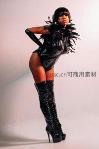 羽毛装饰的酷飒女郎