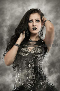 哥特风美女烟雾中回眸