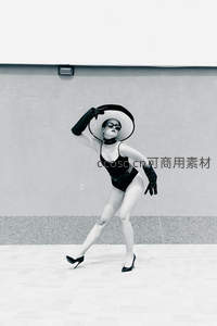 黑白舞姿，宽檐帽下的优雅