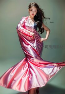 粉色缎面长裙舞动瞬间