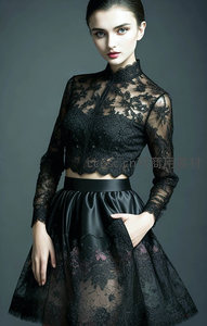 蕾丝黑裙女子冷艳迷人
