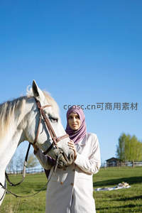 紫巾女子温柔抚摸白马鬃毛