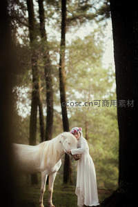 森林中白衣少女与白马的静谧时光
