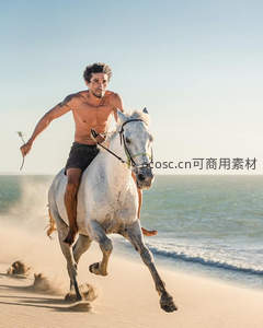 赤膊男子海边策白马飞驰踏浪