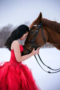 红裙少女与骏马雪地温情相拥