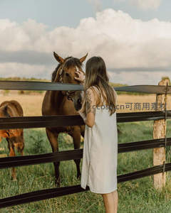 纹身少女与马亲密互动