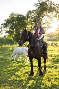 草原夕阳下骑手与骏马的宁静时光