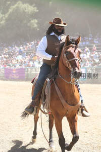 牛仔骑马驰骋沙场，观众席前英姿飒爽