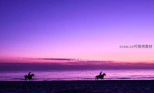 紫霞满天海边骑马剪影