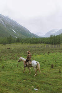 草原骑手远眺雪山，马背上的宁静时光