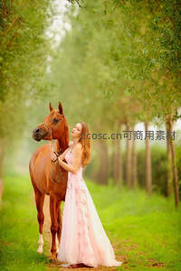 绿荫小径上少女与骏马的温柔时刻