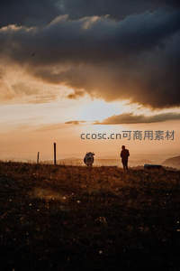 日落时分人与牛剪影，天地辽阔壮美