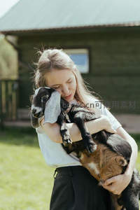 温柔怀抱小山羊，人与动物情感交融