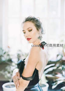 红唇女子肩落彩蝶，室内柔光如画