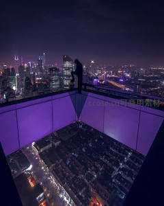 摩天楼顶观夜景，一人独赏城灯火