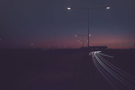 高速公路上的光轨夜景