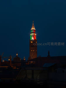 古塔披上三色光在深蓝夜空闪耀