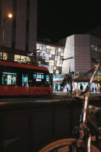 电车穿行现代街区，夜色静谧