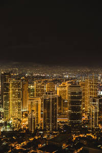 金色灯火点亮的摩天楼群夜空