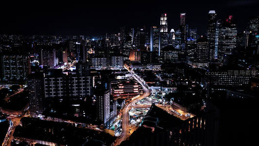 高空俯瞰不夜城，灯火辉煌的都市脉络