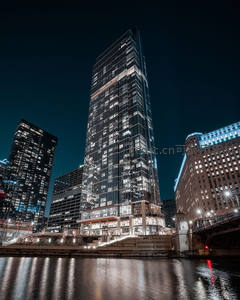 河畔摩天大楼夜景倒影迷人