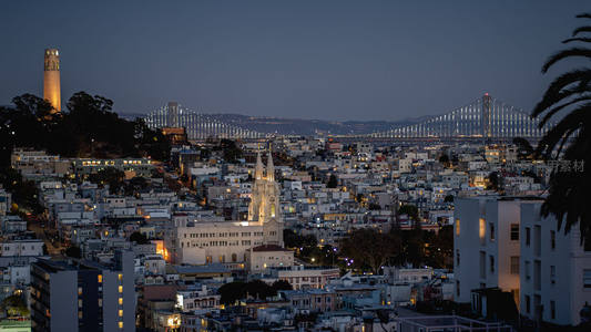 旧金山夜景，科伊特塔与海湾大桥灯火辉煌