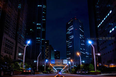 东京夜晚街道，高楼林立霓虹闪烁