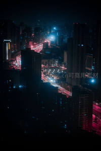 霓虹夜幕下的都市脉络