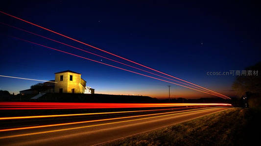 光轨划破乡野静谧夜