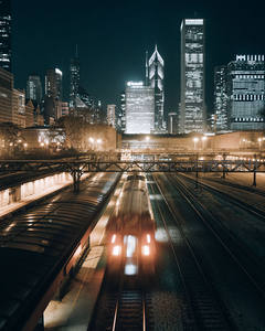 列车疾驰穿城夜未央