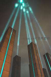 霓虹光束穿透夜空照亮摩天大楼