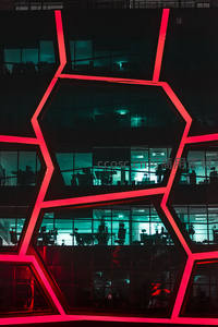 红色几何线条勾勒的未来派办公大楼