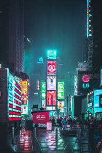 雨夜中灯火辉煌的繁华商业街景