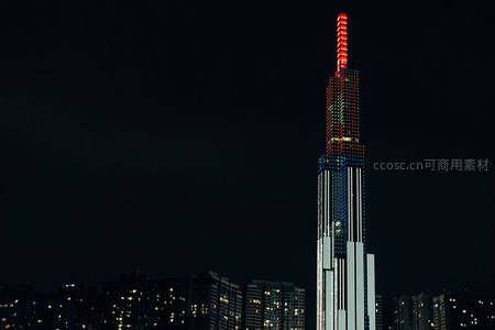 摩天塔尖，霓虹点亮夜空