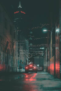 霓虹小巷夜色，车影与涂鸦的都市诗篇