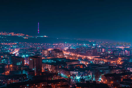 俯瞰城市夜幕，灯火如星河般璀璨流淌