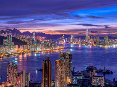 维港暮色华章，两岸灯火与远山共舞