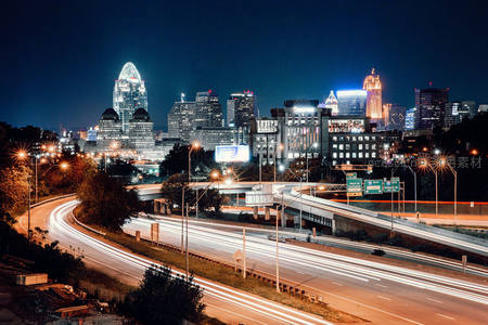 车流光轨穿梭于繁华都市夜空之下