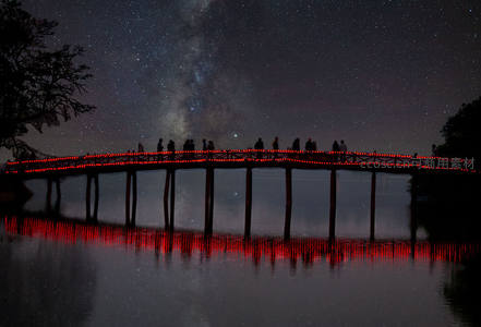 星空下的红色木桥倒影如画