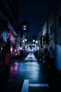 日式小巷深夜的蓝调光影
