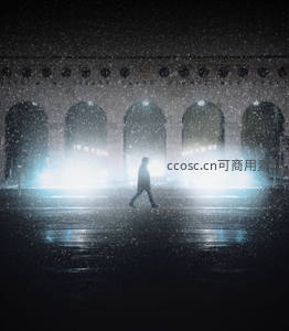 雪夜中孤独的行人剪影