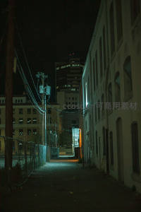 幽暗小巷尽头透出温暖灯光