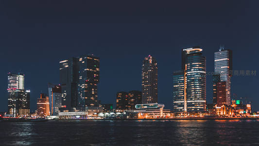 水岸摩天楼群夜景倒影璀璨