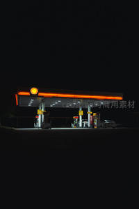 深夜孤寂加油站亮起橙色光芒