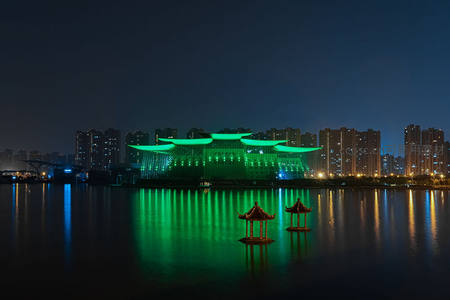 湖畔绿光建筑倒影如画