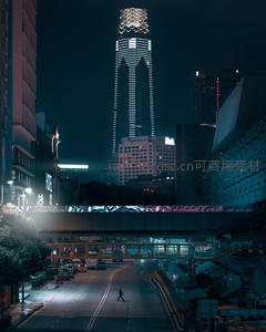 夜幕下高楼林立城市街道行人稀少
